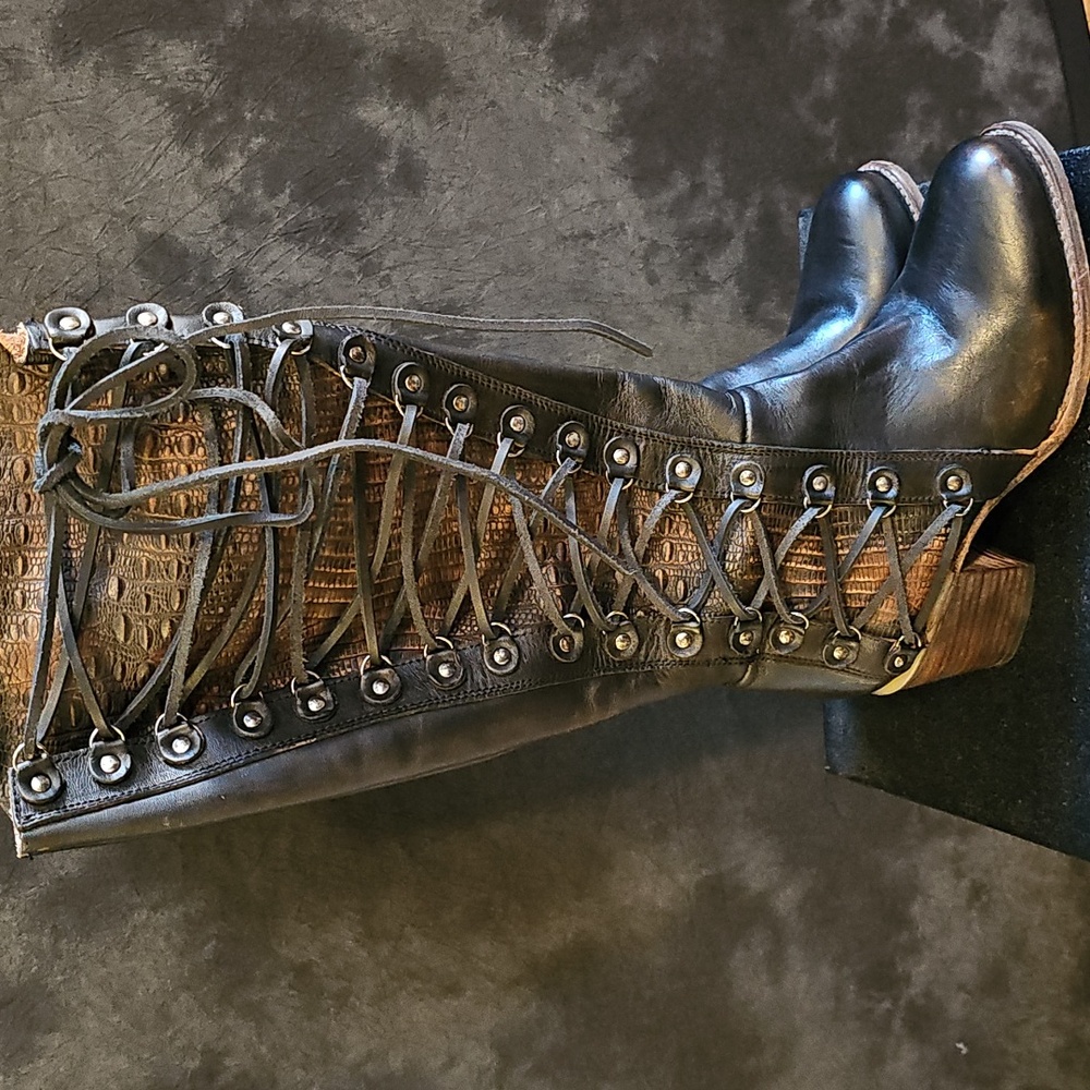 Distressed Black Freebird Chapelle Size 10